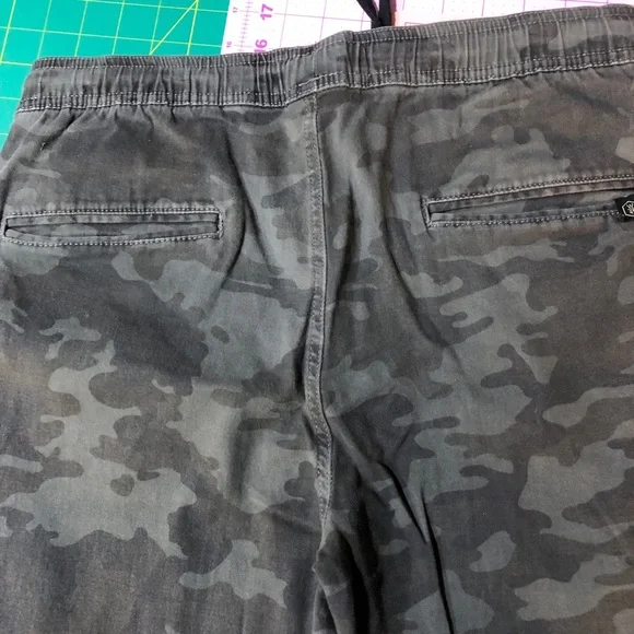 EUC Men’s West 49 Camo Joggers - Picture 6 of 7